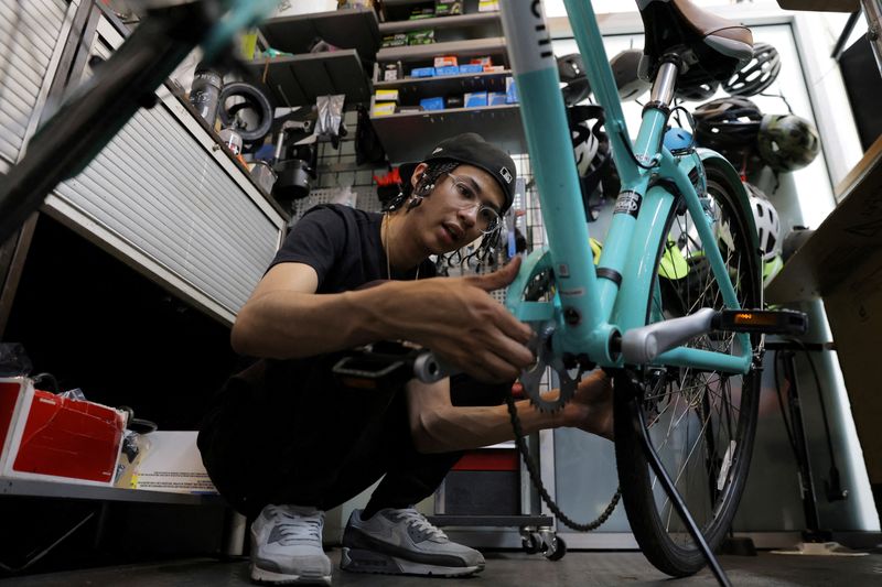 &copy; Reuters. FILE PHOTO: A worker repairs a bicycle in the Toga Bike Shop in Manhattan, New York City, U.S., June 28, 2022. REUTERS/Andrew Kelly