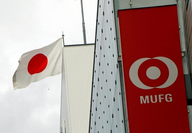 &copy; Reuters. Imagen de archivo de la bandera japonesa tras el logo del banco Mitsubishi UFJ Financial Group Inc (MUFG) en una sucursal de Tokio, Japón. 5 septiembre 2017. REUTERS/Kim Kyung-Hoon