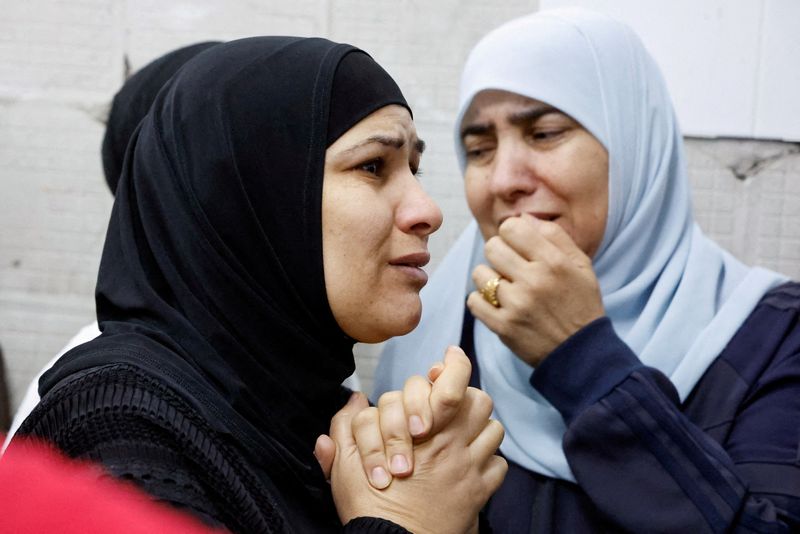 &copy; Reuters. Deux femmes pleurent des Palestiniens tués lors d'un raid israélien, à Tulkarm, en Cisjordanie occupée par Israël. /Photo prise le 14 novembre 2023/REUTERS/Raneen Sawafta