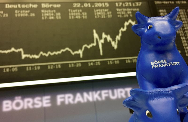 &copy; Reuters. Photo d'une figurine de taureau en plastique, symbole de la bourse de Francfort, devant le tableau de l'indice boursier allemand DAX à la Bourse de Francfort. /Photo prise le 22 janvier 2015 à Francfort, Allemagne/REUTERS/Kai Pfaffenbach