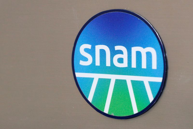 &copy; Reuters. FILE PHOTO: Italian gas group Snam logo is seen outside their office in Rome, Italy, June 4, 2020. REUTERS/Guglielmo Mangiapane/File Photo