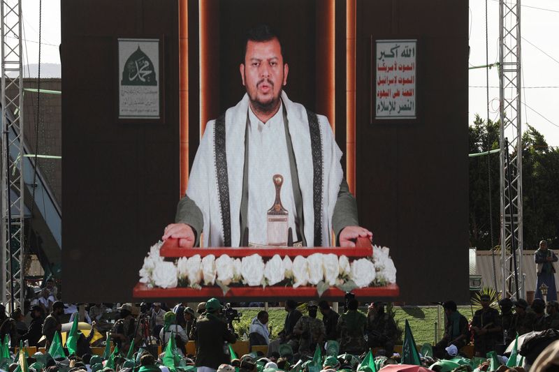 &copy; Reuters. Houthi leader Abdul-Malik al-Houthi delivers a speech through a TV screen during a rally to mark the birthday of the Prophet Muhammad, in Sanaa, Yemen September 27, 2023. REUTERS/Khaled Abdullah