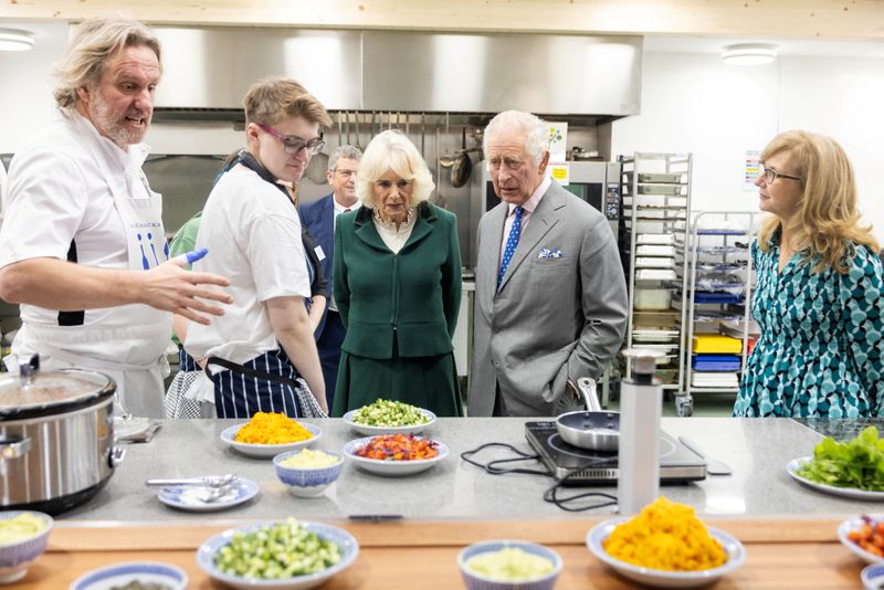 © Reuters. Britain's King Charles and Queen Camilla visit FareShare Didcot to launch the Coronation Food Project on his birthday, in Didcot, Britain, November 14, 2023. Ian Vogler/Pool via REUTERS