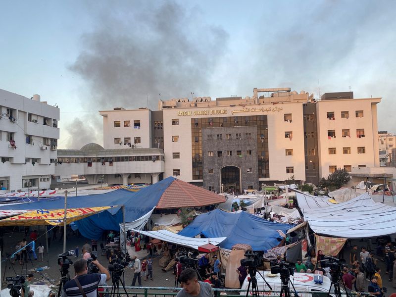 &copy; Reuters. De nombreux Palestiniens déplacés prennent refuge devant l'hôpital Al Chifa dans la ville de Gaza. /Photo prise le 8 novembre 2023/REUTERS/Doaa Rouqa