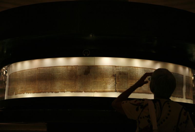 &copy; Reuters. A visitor looks at a facsimile of the Isaiah Scroll, one of the Dead Sea Scrolls, displayed inside the Shrine of the Book at the Israel Museum in Jerusalem September 26, 2011. Developed in partnership with Google, the Israel Museum on Monday launched its 