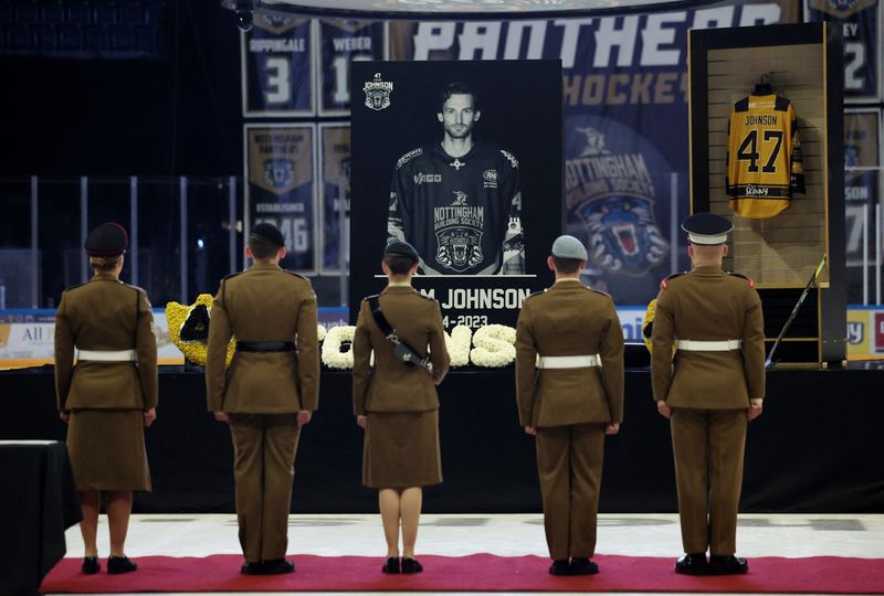 &copy; Reuters. Ice Hockey - Memorial for Nottingham Panthers' Adam Johnson - Motorpoint Arena, Nottingham, Britain - November 4, 2023 General view during a minutes silence following the passing of former Nottingham Panthers' Adam Johnson REUTERS/Isabel Infantes