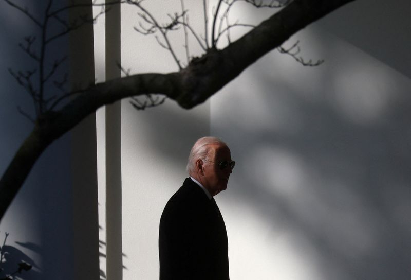 &copy; Reuters. U.S. President Joe Biden walks to the Oval Office after arriving on Marine One from Delaware at the White House in Washington, U.S., November 13, 2023. REUTERS/Leah Millis