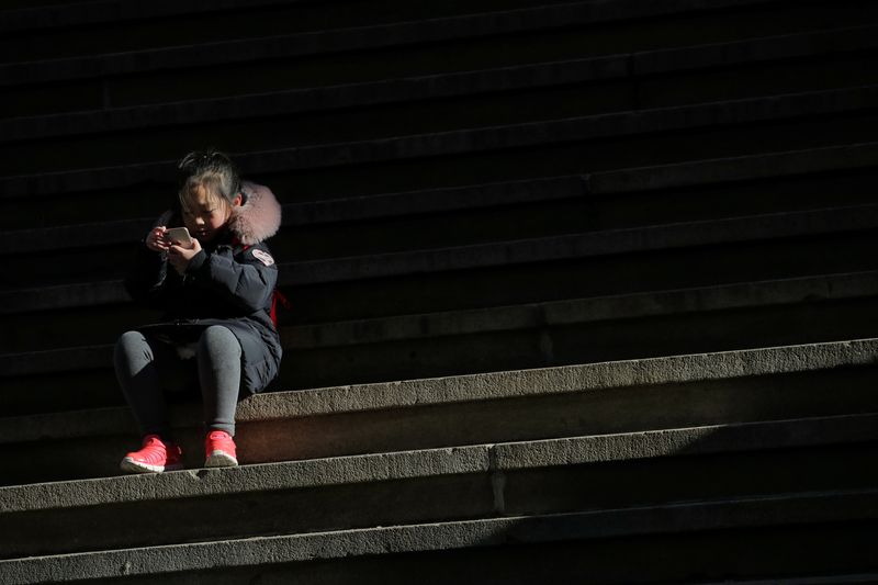 &copy; Reuters. Une enfant utilisant un smartphone à New York. /Photo prise le 19 février 2019/REUTERS/Brendan McDermid