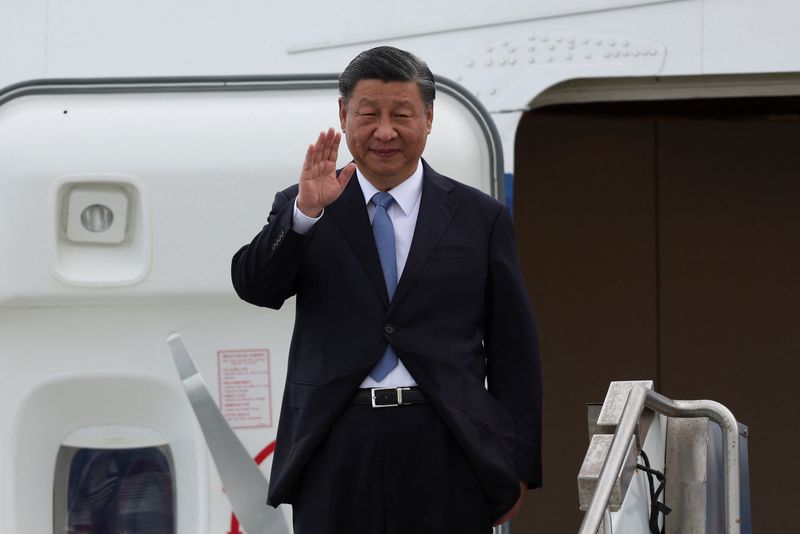 &copy; Reuters. Chinese President Xi Jinping waves as he arrives at San Francisco International Airport to attend the APEC (Asia-Pacific Economic Cooperation) Summit in San Francisco, California, U.S., November 14, 2023. REUTERS/Brittany Hosea-Small