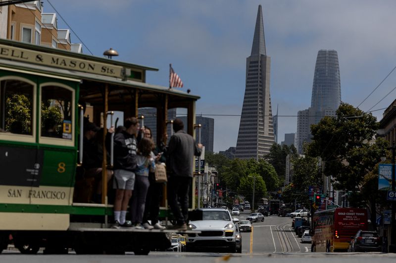 &copy; Reuters. FILE PHOTO: The Transamerica Pyramid building is seen as tourists ride a cable car in downtown San Francisco, California, U.S., July 7, 2023. REUTERS/Carlos Barria/File Photo
