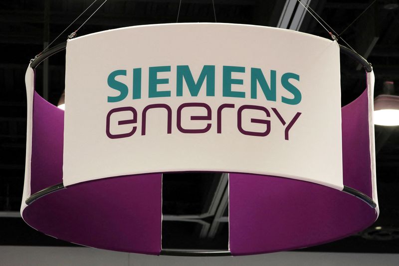 © Reuters. FILE PHOTO: The logo of energy technology company Siemens Energy is displayed during the LNG 2023 energy trade show in Vancouver, British Columbia, Canada, July 12, 2023. REUTERS/Chris Helgren/File Photo