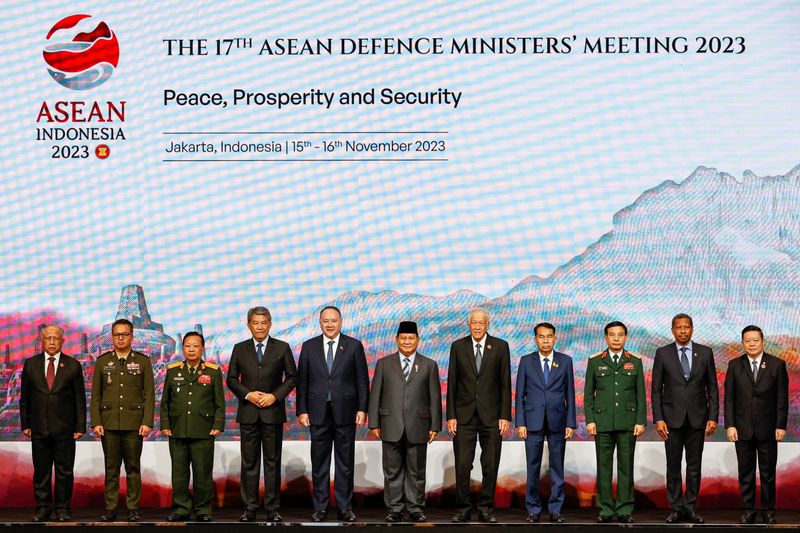 &copy; Reuters. 東南アジア諸国連合（ＡＳＥＡＮ）国防相会議が１５日、インドネシアの首都ジャカルタで始まった。会議の冒頭、パレスチナ自治区ガザでの即時停戦とミャンマー危機の永続的な解決が呼