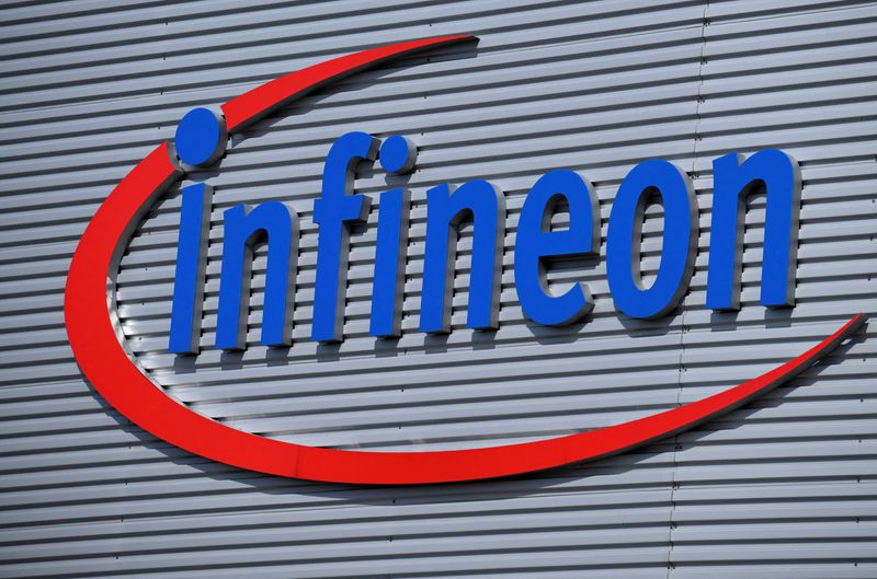 &copy; Reuters. FILE PHOTO: Infineon Technologies AG logo is seen during German Economy Minister Robert Habeck and Foreign Minister Annalena Baerbock's visit, in Dresden, Germany July 13, 2023. REUTERS/Annegret Hilse/File Photo