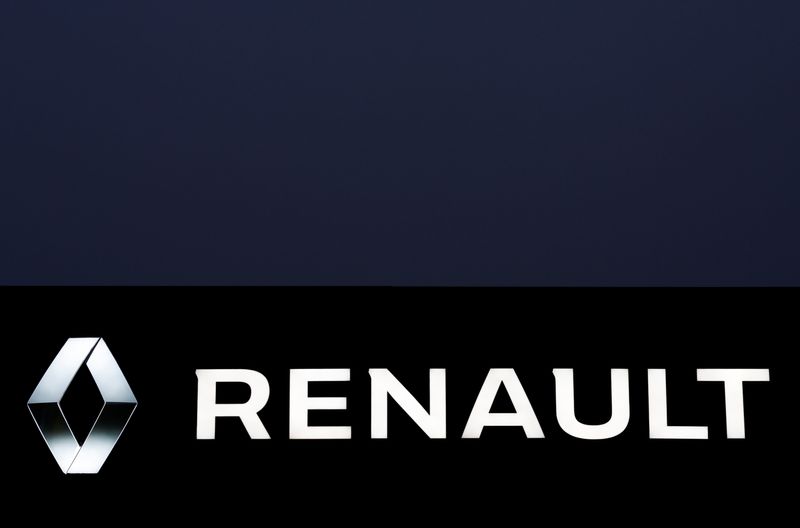 &copy; Reuters. Le logo du constructeur automobile Renault à Vertou, près de Nantes, en France. /Photo prise le 17 janvier 2022/REUTERS/Stéphane Mahé