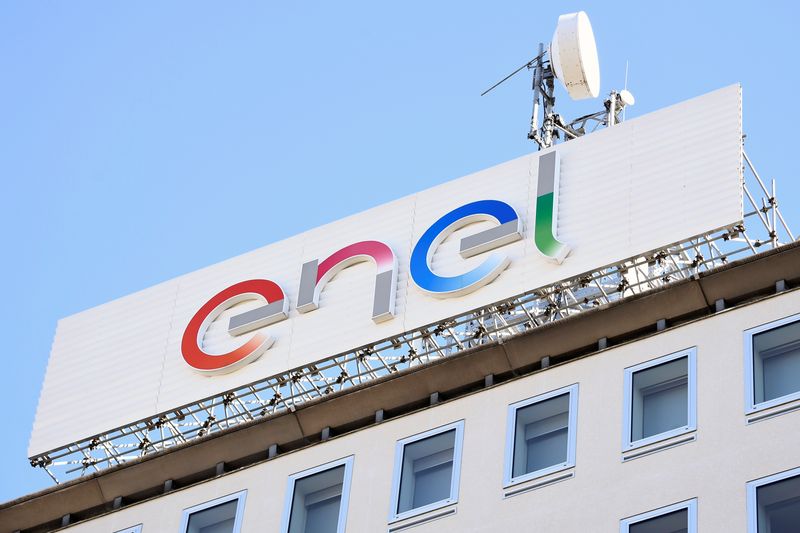 &copy; Reuters. Il logo della multinazionale dell'energia Enel è visibile nella sede di Milano, Italia, 5 febbraio 2020. REUTERS/Flavio Lo Scalzo