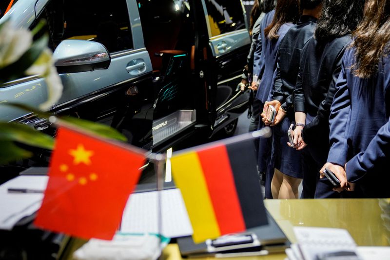 © Reuters. 　１１月１５日、ドイツ第２位のファンド運用会社ユニオン・インベストメントは、ドイツの中国経済へのエクスポージャーが大きいことについて、自動車を例に挙げ、ドイツにとり重大なリスクになりかねないとの見方を示した。写真は上海モーターショーにてドイツ自動車メーカーのブース内に飾られる中国旗とドイツ旗。４月に中国の上海で撮影（２０２３年　ロイター/Aly Song）