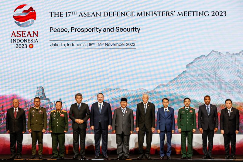 &copy; Reuters. وزراء دفاع رابطة دول جنوب شرق آسيا (آسيان) خلال افتتاح اجتماع إقليمي في جاكرتا يوم الأربعاء. صورة لرويترز من ممثل لوكالات الأنباء.
