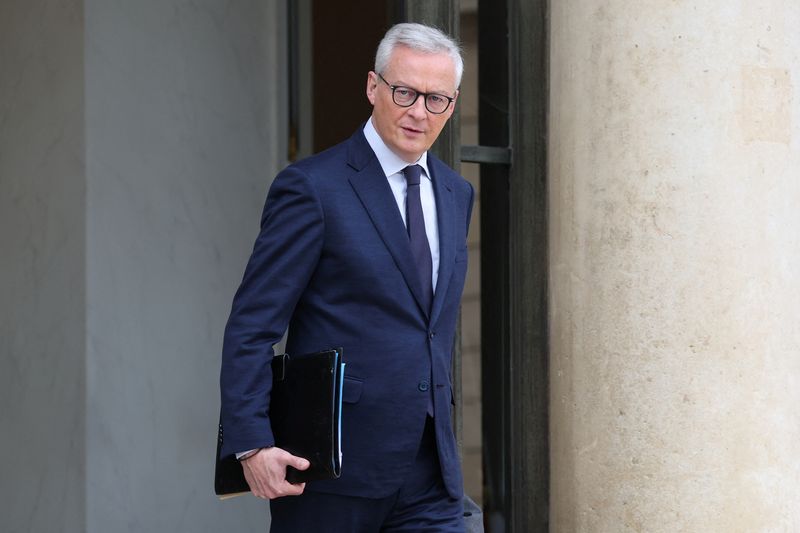 &copy; Reuters. Le ministre français de l'Économie, des Finances, de l'Industrie et de la Sécurité numérique, Bruno Le Maire, quitte le Palais de l'Élysée après la réunion hebdomadaire du cabinet, à Paris, en France. /Photo prise le 8 novembre 2023/REUTERS/Clau