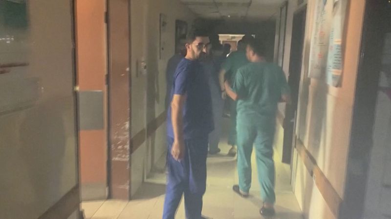 &copy; Reuters.  １１月１５日、イスラエル軍はパレスチナ自治区ガザ最大のシファ病院でイスラム組織ハマスに対する作戦を実行した。写真は同日、イスラエル軍の作戦実施中のシファ病院内部。ガザ保