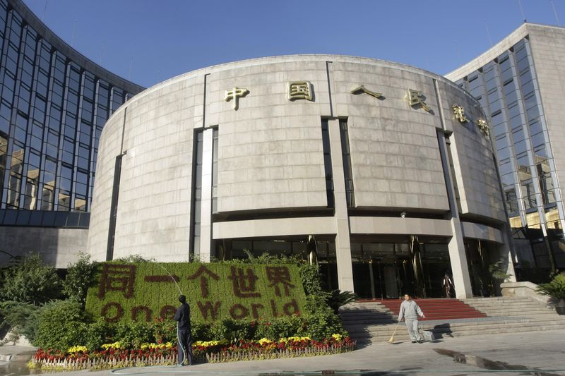 &copy; Reuters. FOTO ARCHIVO. Un jardinero trabaja frente a la sede del banco central de la República Popular China en Pekín. 8 de octubre de 2008. REUTERS/Jason Lee