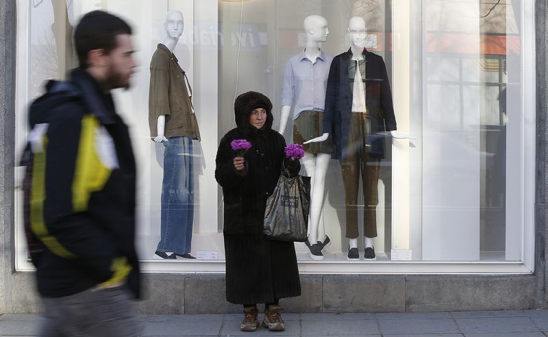 &copy; Reuters. A woman sells flowers on the street in Tbilisi, February 23, 2015. REUTERS/David Mdzinarishvili/File photo