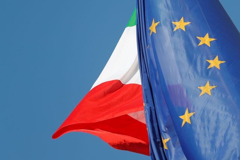 &copy; Reuters. Bandiere dell'Unione europea e dell'Italia nel centro di Roma, 19 ottobre 2018.   REUTERS/Alessandro Bianchi