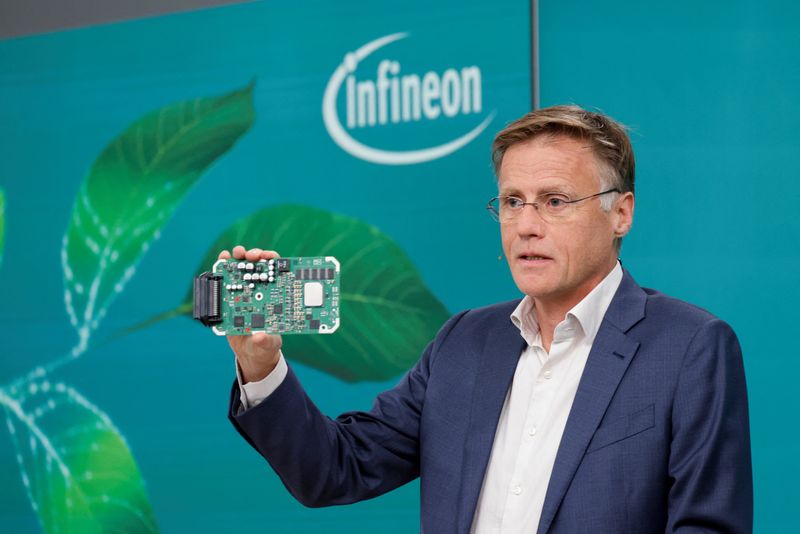 © Reuters. Infineon CEO Jochen Hanebeck holds up an Infineon Aurix-Microcontroller during the annual results news conference in Munich, Germany, November 15, 2023. REUTERS/Michaela Rehle