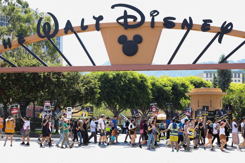 &copy; Reuters. FILE PHOTO: SAG-AFTRA actors and Writers Guild of America (WGA) writers walk the picket line during their ongoing strike outside Walt Disney Studios in Burbank, California, U.S., August 22, 2023. REUTERS/Mario Anzuoni/File Photo