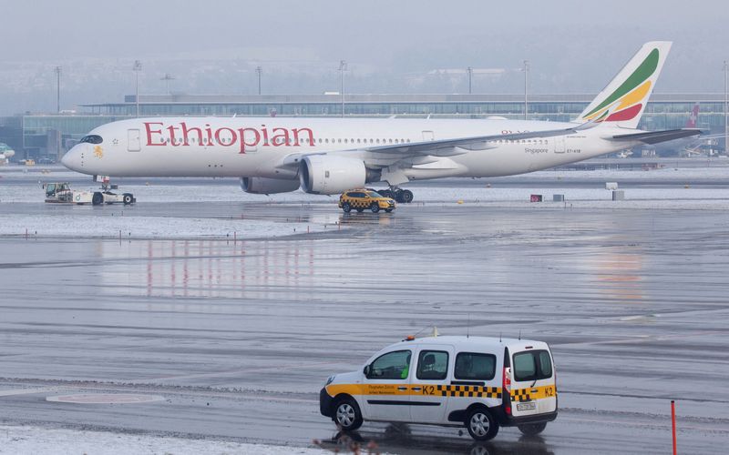 &copy; Reuters. Un Airbus A350-941 d'Ethiopian Airlines est tiré par un tracteur de refoulement du prestataire de services aériens DNATA à l'aéroport de Zurich près de Ruemlang, en Suisse. /Photo prise le 14 décembre 2022/REUTERS/Arnd Wiegmann