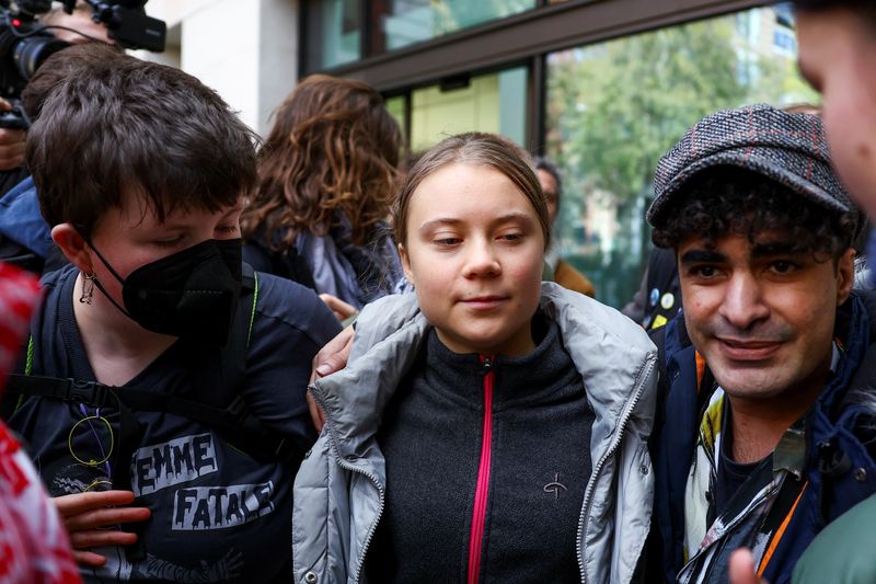 &copy; Reuters. L'activiste climatique Greta Thunberg devant le tribunal de Westminster après avoir plaidé non coupable à une accusation d'atteinte à l'ordre public à Londres, en Grande-Bretagne. /Photo prise le 15 novembre 2023/REUTERS/Hannah McKay