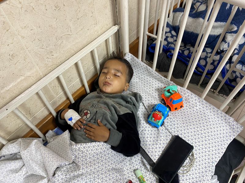 &copy; Reuters. الطفل أحمد شبت البالغ من العمر 4 أعوام، الي تعرض إلى قصف إسرائيلي مرتين، خسر والديه في القصف الأول وقدميه في الثاني، في مستشفى شهداء الأقصى ف