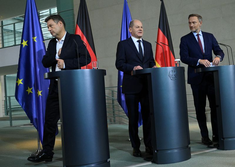 © Reuters. German Economy and Climate Minister Robert Habeck, Chancellor Olaf Scholz and Finance Minister Christian Lindner leave following their comments on the ruling of Germany's Constitutional court that the government's re-location of 60 billion euros ($65 billion USD) of unused debt from the pandemic era to climate fund was illegal, in Berlin, Germany, November 15, 2023.   REUTERS/Annegret Hilse