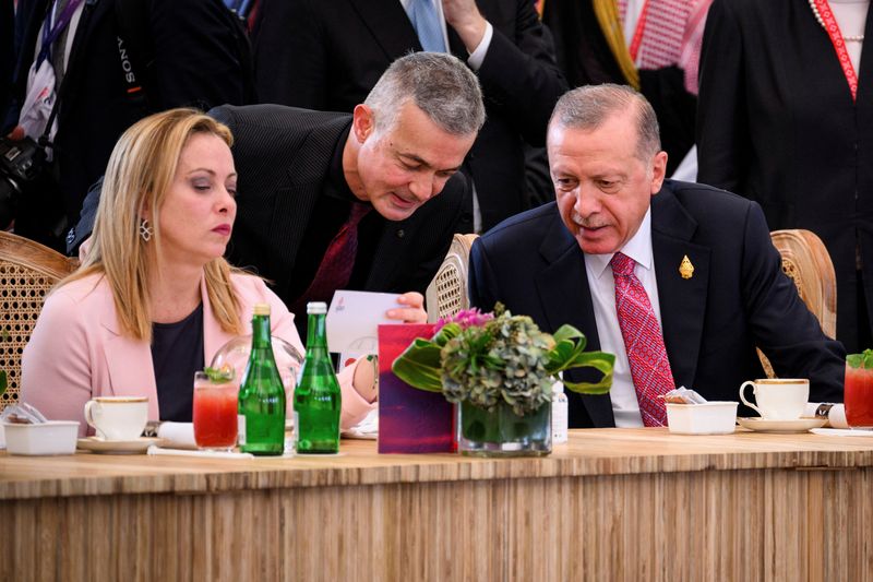 © Reuters. الرئيس التركي رجب طيب أردوغان ورئيسة الوزراء الإيطالية جورجا ميلوني في قمة مجموعة العشرين بإندونيسيا في صورة من أرشيف رويترز.
