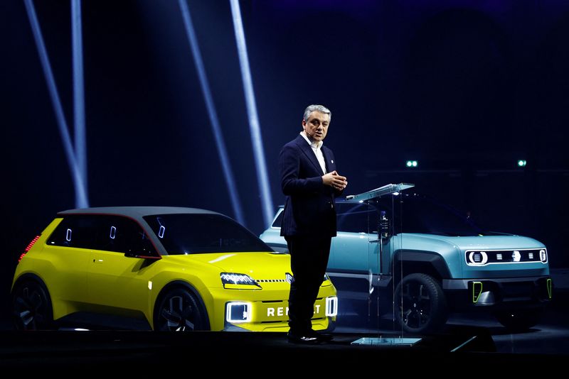 &copy; Reuters. Luca de Meo, Chief Executive Officer of Renault Group, delivers a speech during Renault Group capital market day for its new electric vehicle unit Ampere, in Paris, France, November 15, 2023. REUTERS/Gonzalo Fuentes