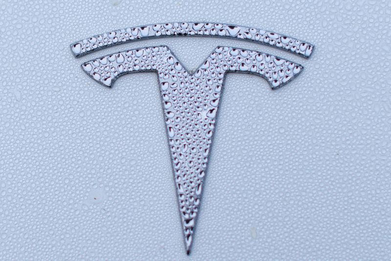 &copy; Reuters. FILE PHOTO: A Tesla logo is shown on a Model Y vehicle in Encinitas, California, U.S.,October 20, 2023. REUTERS/Mike Blake/File Photo