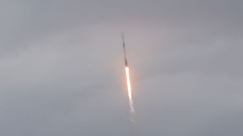 &copy; Reuters. FILE PHOTO: A SpaceX Falcon 9 rocket carrying a payload of 53 Starlink satellites lifts off from Cape Canaveral, Florida, U.S., April 21, 2022. REUTERS/Steve Nesius