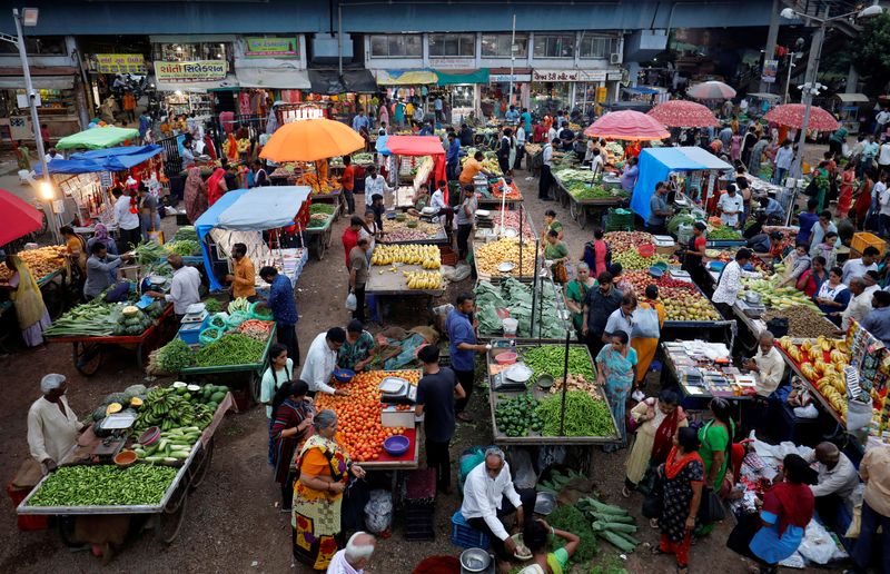 &copy; Reuters. Customers buy fruits and vegetables at an open air evening market in Ahmedabad, India, August 21, 2023. REUTERS/Amit Dave/File photo