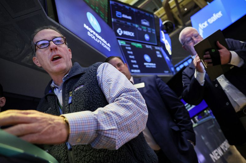 © Reuters. Traders work on the floor at the New York Stock Exchange (NYSE) in New York City, U.S., November 15, 2023.  REUTERS/Brendan McDermid