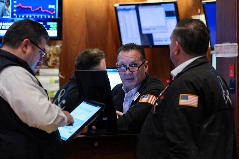 © Reuters. Traders work on the floor at the New York Stock Exchange (NYSE) in New York City, U.S., November 15, 2023.  REUTERS/Brendan McDermid