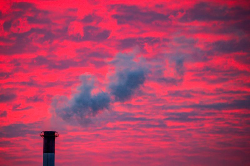 © Reuters. Steam rises from a smoke stack at sunset in Lansing, Michigan, U.S., January 17, 2018. REUTERS/Brendan McDermid/File Photo