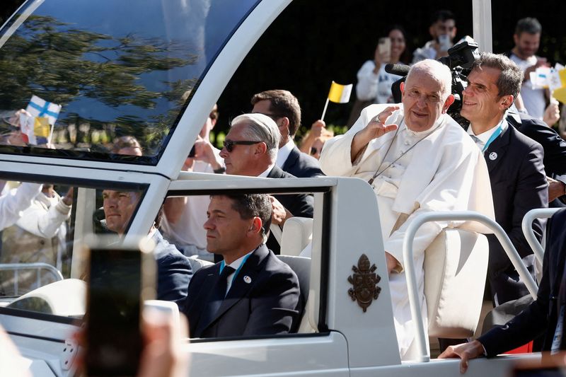 &copy; Reuters. FILE PHOTO: Pope Francis greets the faithful from his Popemobile at the Avenue du Prado ahead of a large mass at the Velodrome stadium as part of the Mediterranean Meetings (MED 2023) in Marseille, France, September 23, 2023. REUTERS/Benoit Tessier/File P