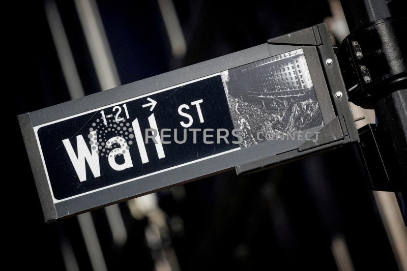 &copy; Reuters. Placa de Wall Street
08/11/2021.  REUTERS/Brendan McDermid/File Photo