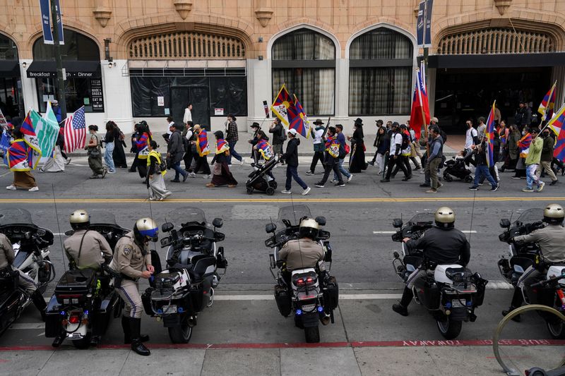 © Reuters. California Highway Patrol officers stand guard, as people protest against Chinese President Xi Jinping on the day of Asia-Pacific Economic Cooperation (APEC) CEO Summit in San Francisco, California, U.S. November 15, 2023. REUTERS/Loren Elliott