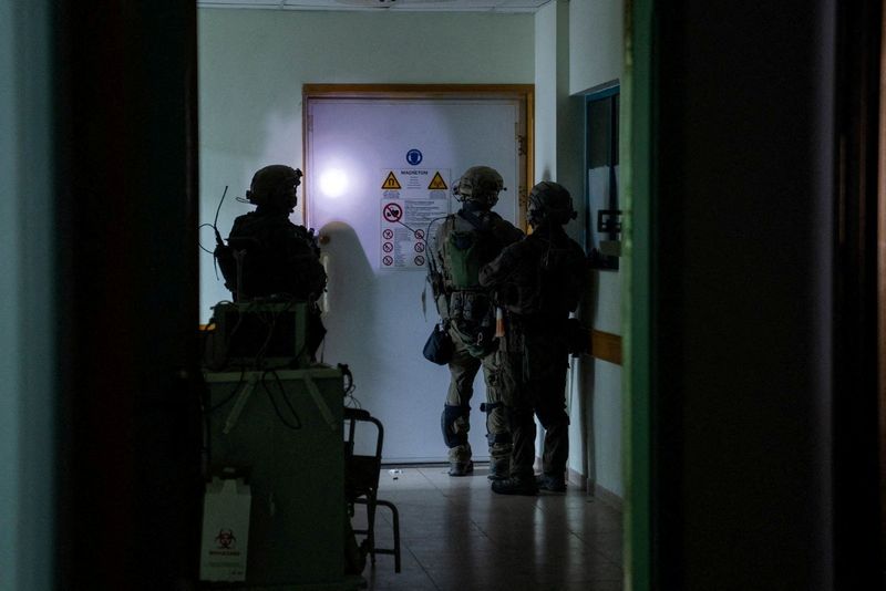 © Reuters. Israeli soldiers inspect the Al Shifa hospital complex, amid their ground operation against Palestinian Islamist group Hamas, in Gaza City, November 15, 2023 in this handout image. Israel Defense Forces/Handout via REUTERS 