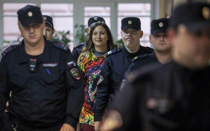 &copy; Reuters. FILE PHOTO: Artist Alexandra (Sasha) Skochilenko, who is charged with spreading false information about Russia's armed forces by means of replacing supermarket price tags with slogans protesting against the country's military campaign in Ukraine, is escor