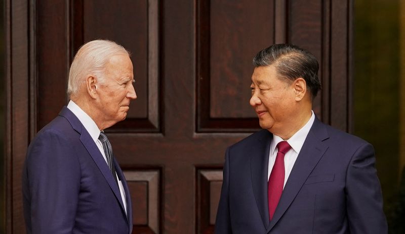 &copy; Reuters. الرئيس الأمريكي جو بايدن والرئيس الصيني شي جين بينغ خلال اجتماع على هامش مؤتمر أبيك في وودسايد بكاليفورنيا في الولايات المتحدة يوم الأربعا