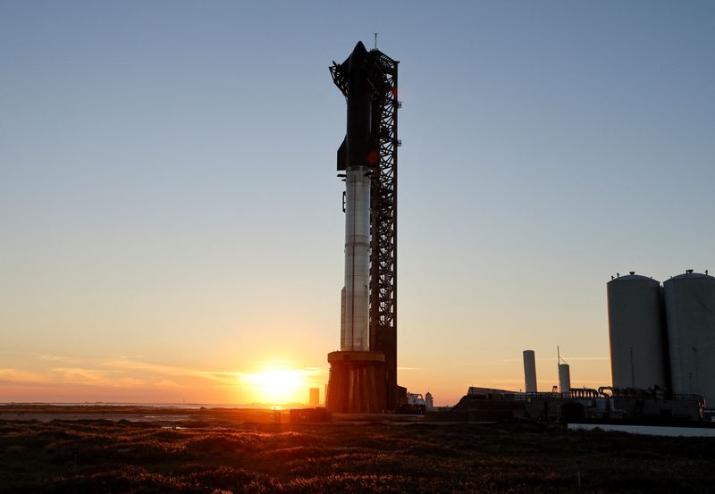 © Reuters. SpaceX's next-generation Starship spacecraft atop its powerful Super Heavy rocket is prepared for launch from the company's Boca Chica launchpad on an uncrewed test flight, near Brownsville, Texas, U.S. November 15, 2023. REUTERS/Joe Skipper