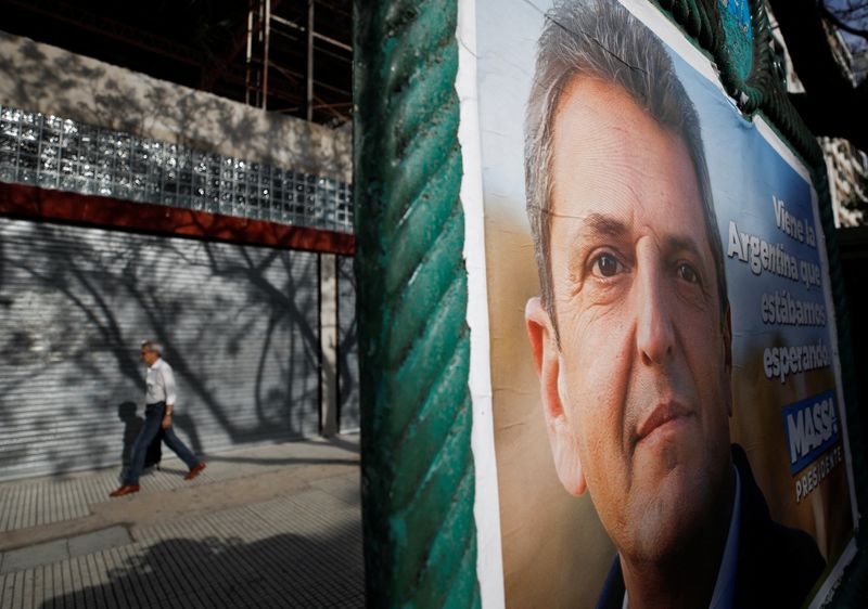 &copy; Reuters. FILE PHOTO: A campaign poster of Argentine presidential candidate Sergio Massa is pictured ahead of the November 19 runoff election, in Buenos Aires, Argentina November 15, 2023. REUTERS/Agustin Marcarian/File Photo