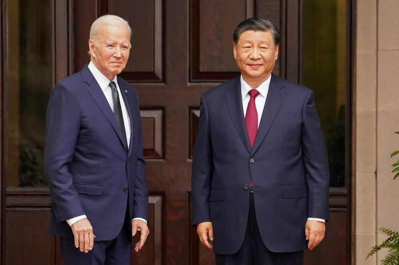 &copy; Reuters. 　バイデン米大統領（写真左）は１５日、中国の習近平国家主席（同右）との会談後の記者会見で、習氏が事実上の「独裁者」という見方は変わっていないと述べた。カリフォルニア州ウッ