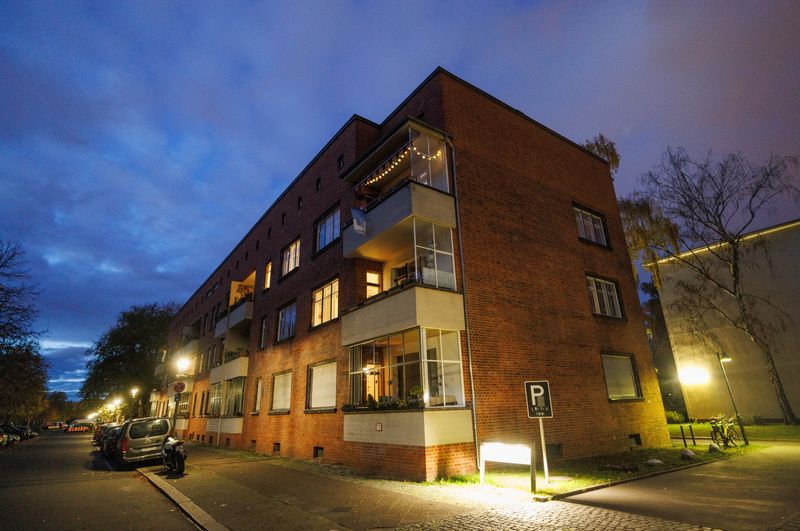 &copy; Reuters. Flats are illuminated inside an apartment block of the residential estate Schillerpark, owned by Berlin Wohngenossenschafts association of residential cooperatives in Berlin, Germany, November 10, 2023. REUTERS/Lisi Niesner